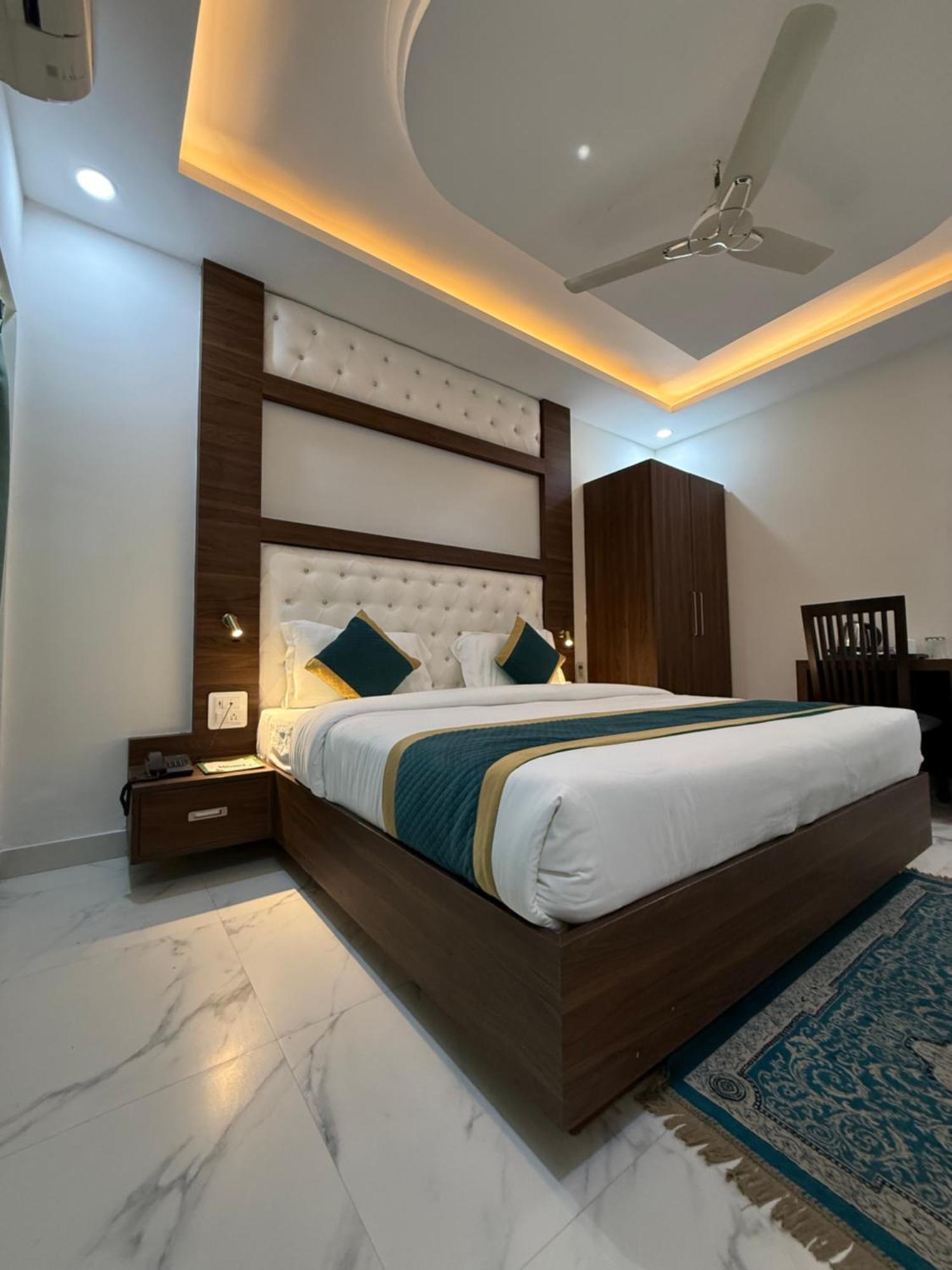דהראדון Hotel 7 Heaven מראה חיצוני תמונה