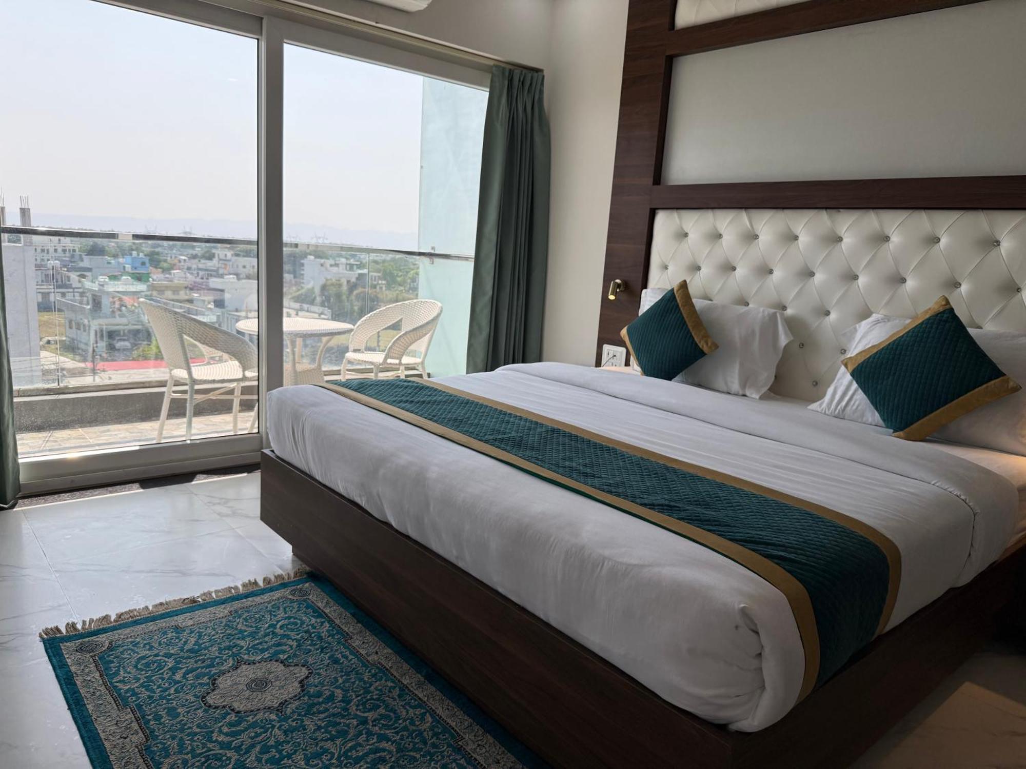 דהראדון Hotel 7 Heaven מראה חיצוני תמונה